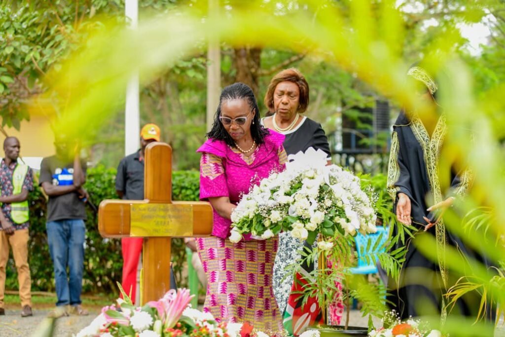 Martha Karua lays flowers at Raila Odinga’s grave in Bondo